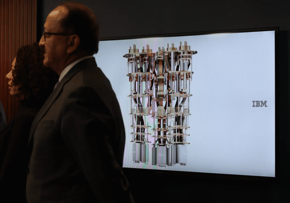Image of a screen with a quantum computer and IBM logo