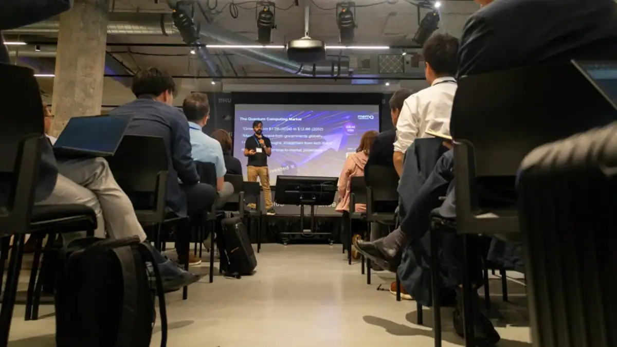 Speaker presents to a full room at an event focused on quantum in Chicago